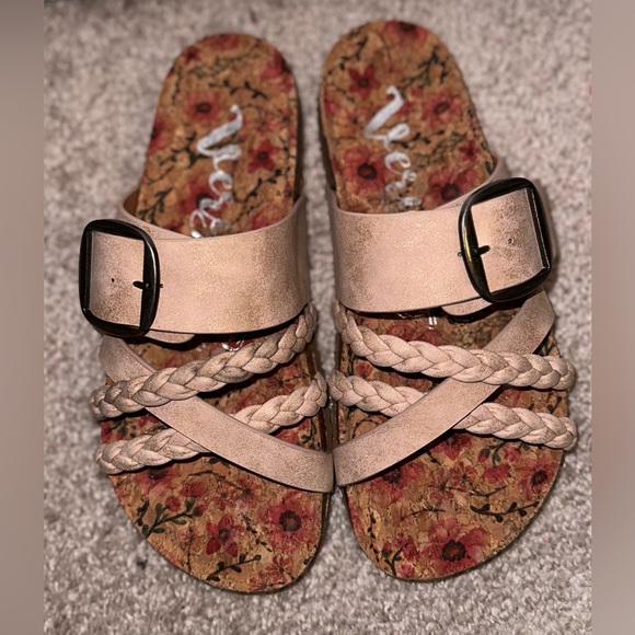 Very G Nora 2 sandal!! Blush color!! Very comfortable and stylish!! - Picture 2 of 4